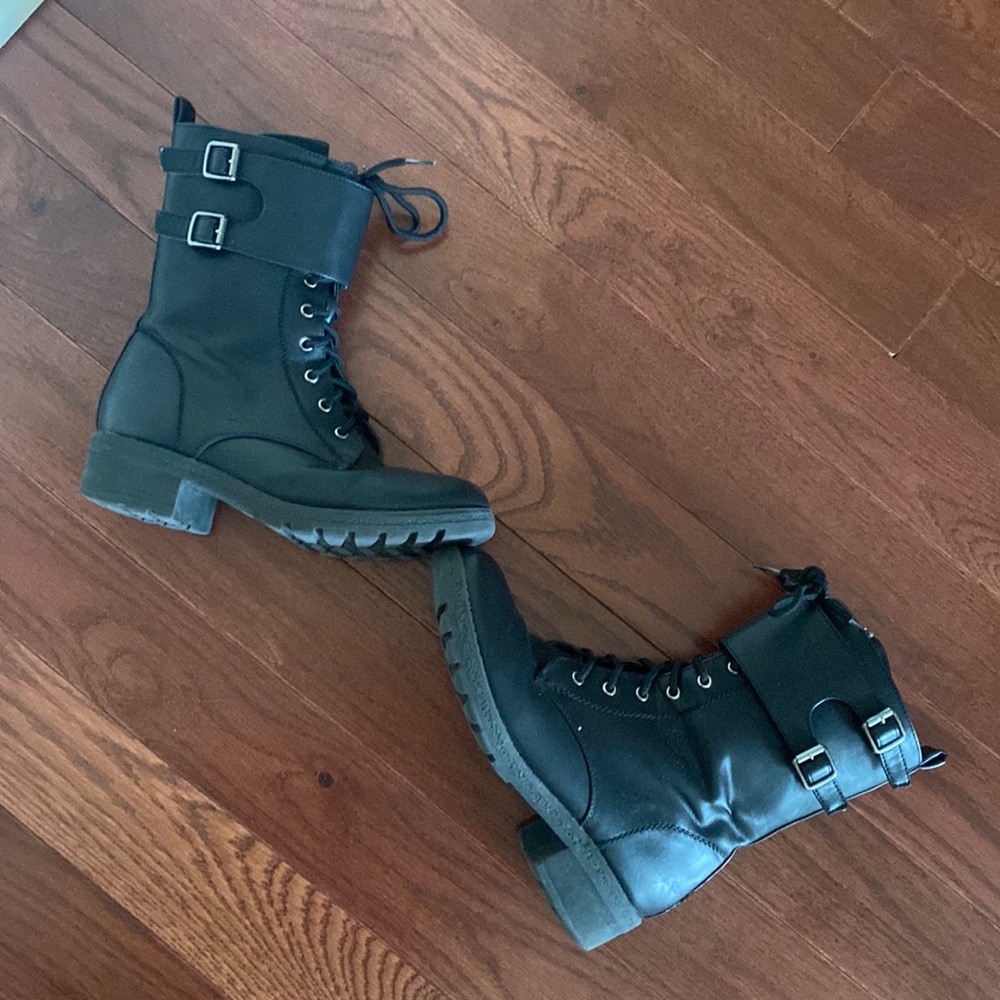 Zipper side combat boot